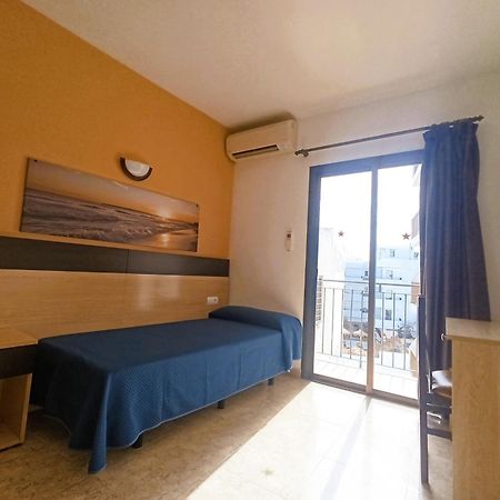 Hostal Horizonte Sant Antoni de Portmany Extérieur photo A single room in a hotel