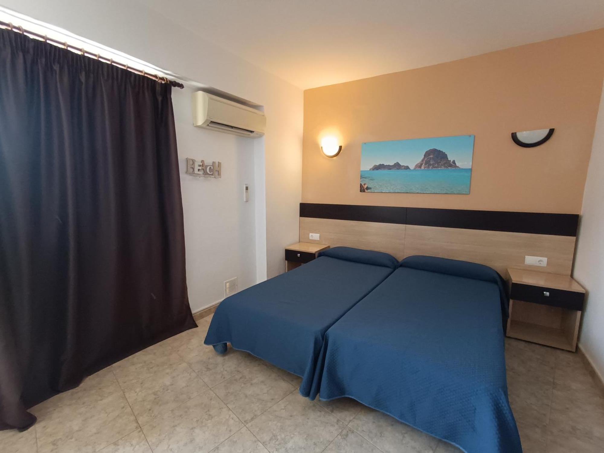 Hostal Horizonte Sant Antoni de Portmany Extérieur photo A room at the hotel