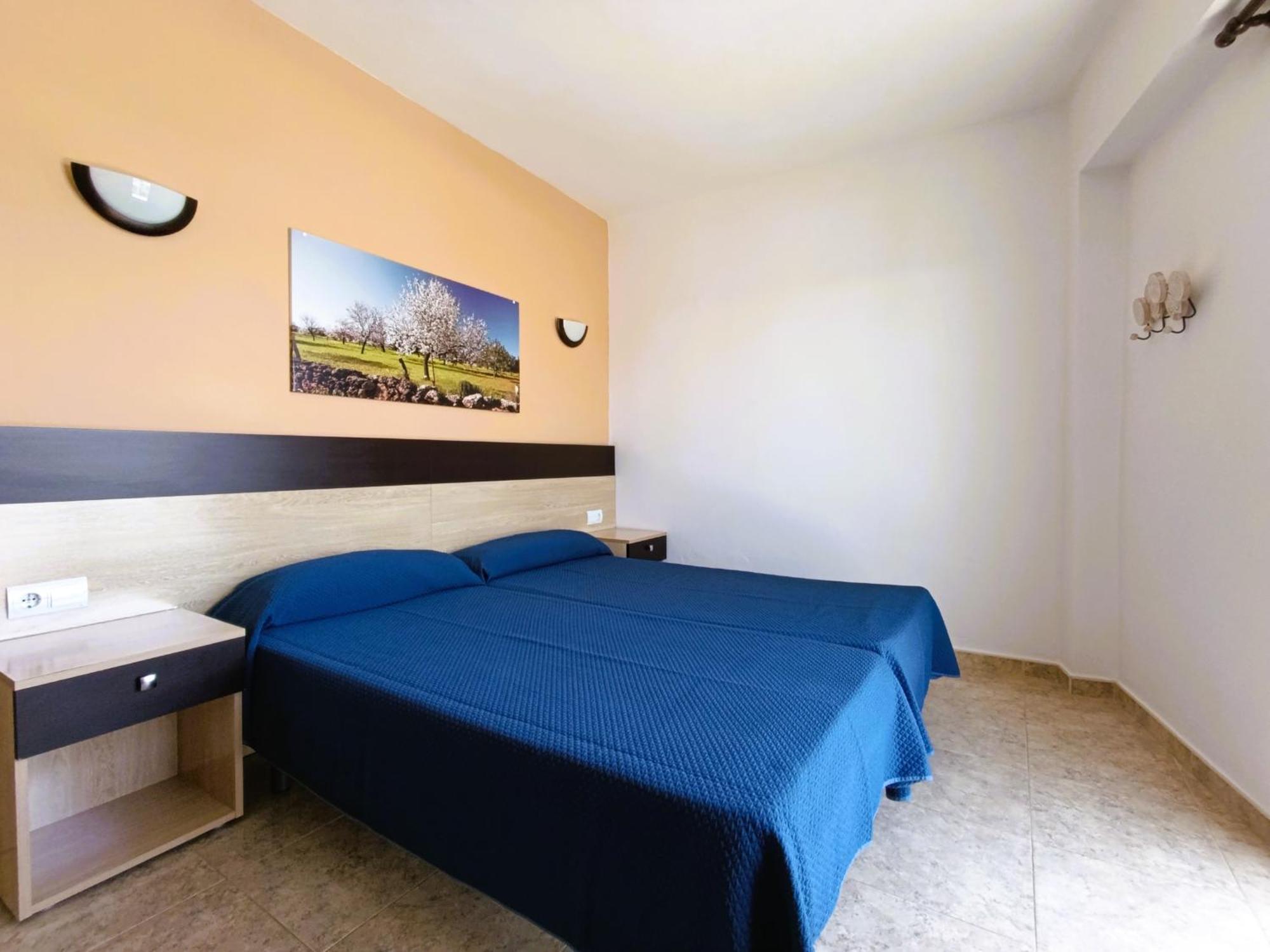 Hostal Horizonte Sant Antoni de Portmany Extérieur photo A typical hotel room