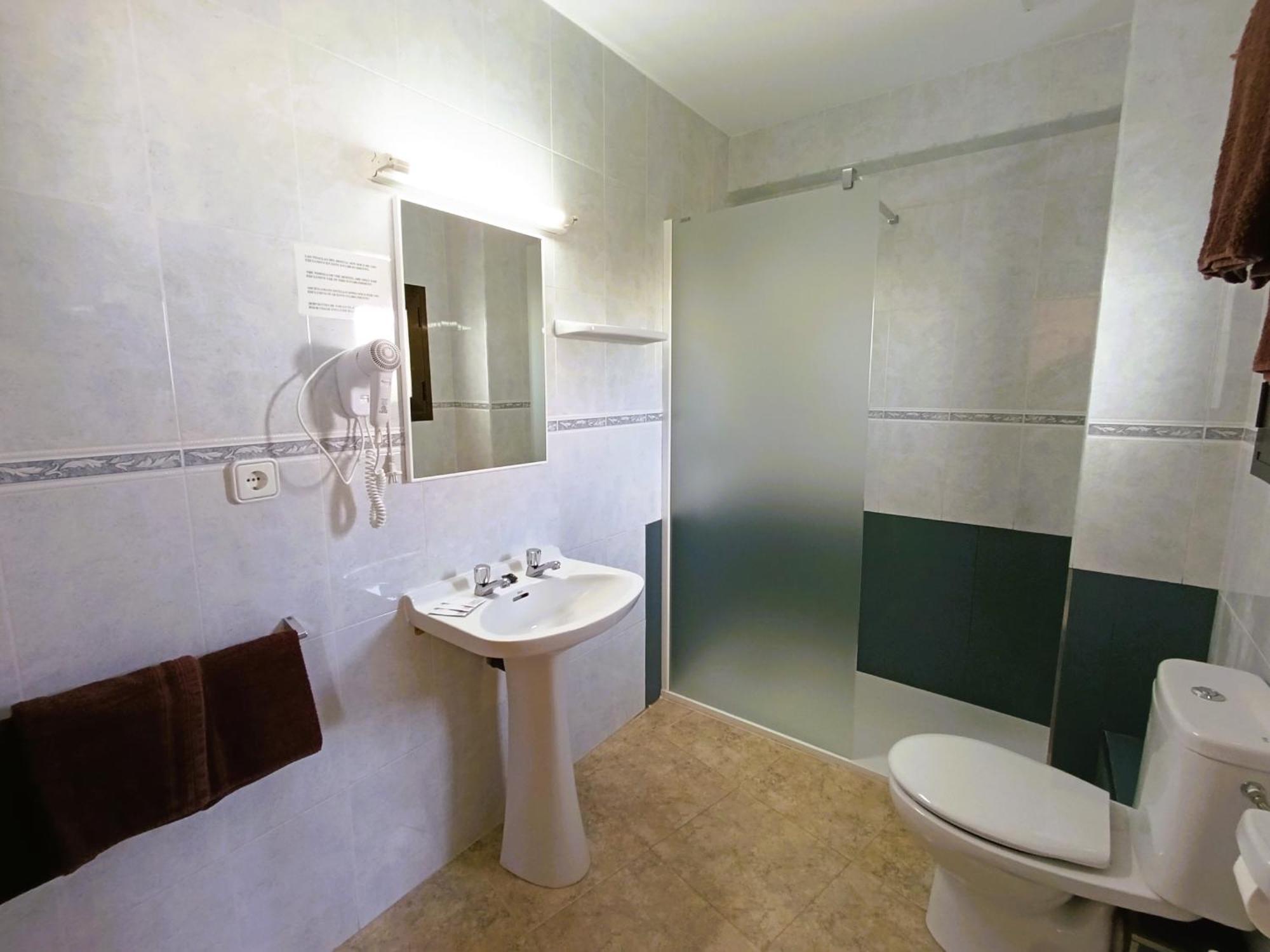 Hostal Horizonte Sant Antoni de Portmany Extérieur photo A wet room