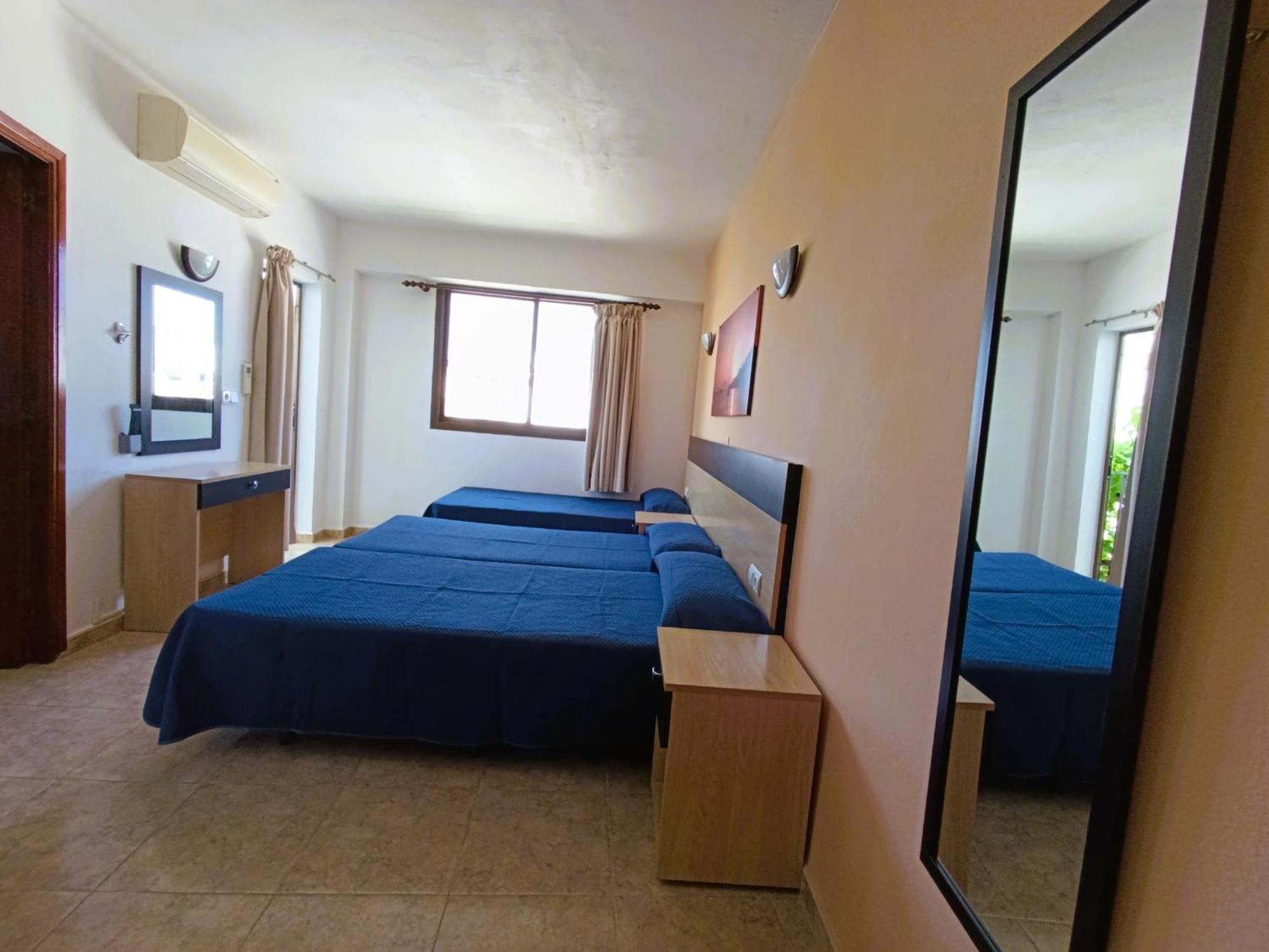Hostal Horizonte Sant Antoni de Portmany Extérieur photo A typical bedroom at the hotel