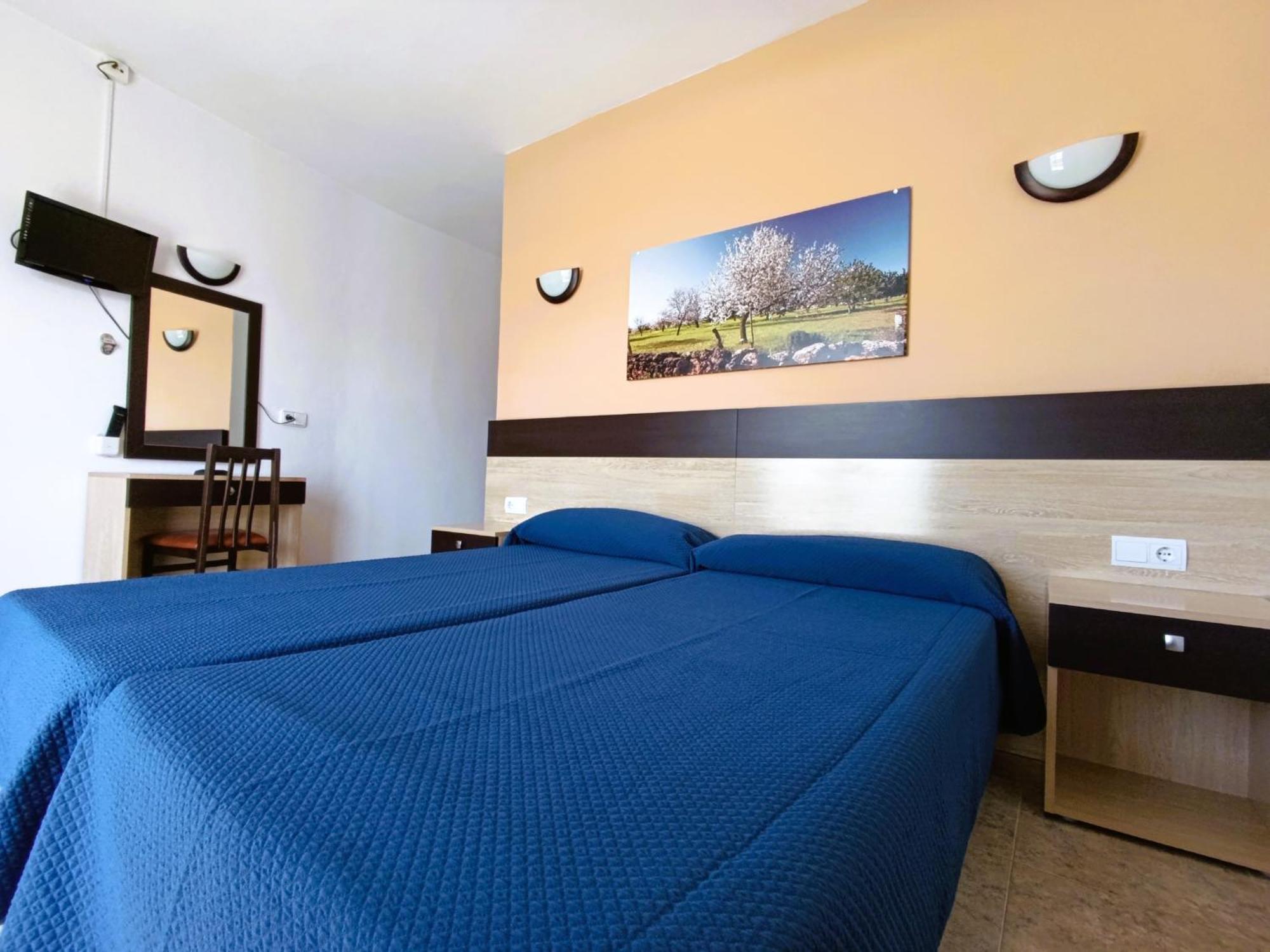 Hostal Horizonte Sant Antoni de Portmany Extérieur photo A typical hotel room