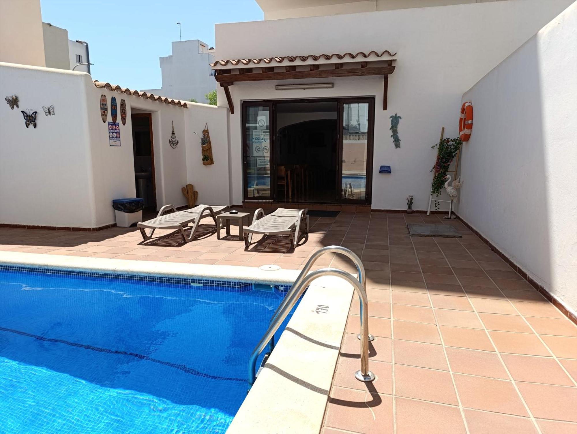 Hostal Horizonte Sant Antoni de Portmany Extérieur photo A typical Spanish swimming pool
