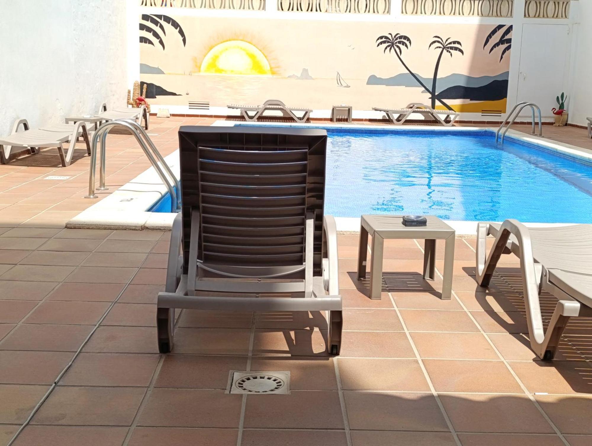 Hostal Horizonte Sant Antoni de Portmany Extérieur photo A poolside chair