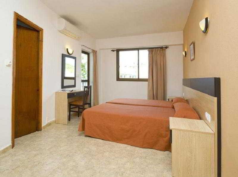 Hostal Horizonte Sant Antoni de Portmany Extérieur photo A typical bedroom in a hotel