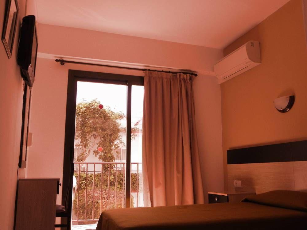 Hostal Horizonte Sant Antoni de Portmany Extérieur photo A room at the hotel