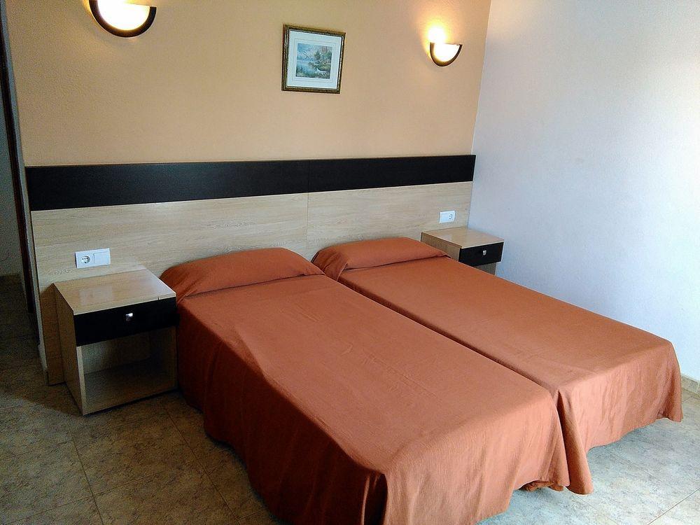 Hostal Horizonte Sant Antoni de Portmany Extérieur photo A typical hotel room