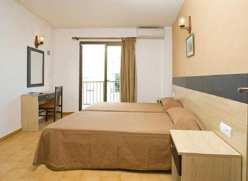 Hostal Horizonte Sant Antoni de Portmany Extérieur photo A typical hotel room