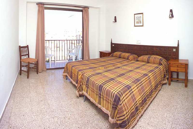 Hostal Horizonte Sant Antoni de Portmany Extérieur photo A bedroom in a hotel