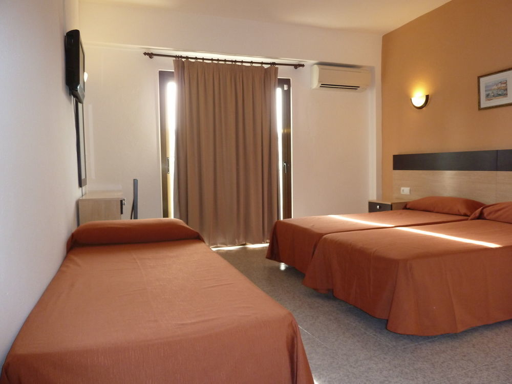 Hostal Horizonte Sant Antoni de Portmany Extérieur photo A typical hotel room