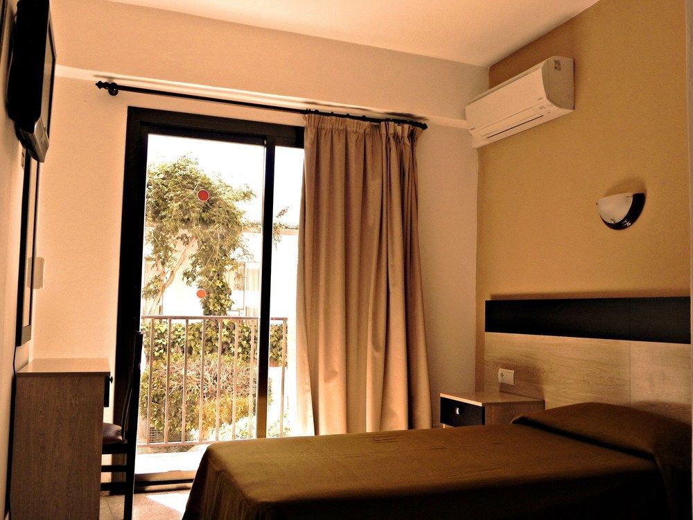 Hostal Horizonte Sant Antoni de Portmany Extérieur photo A room at the hotel