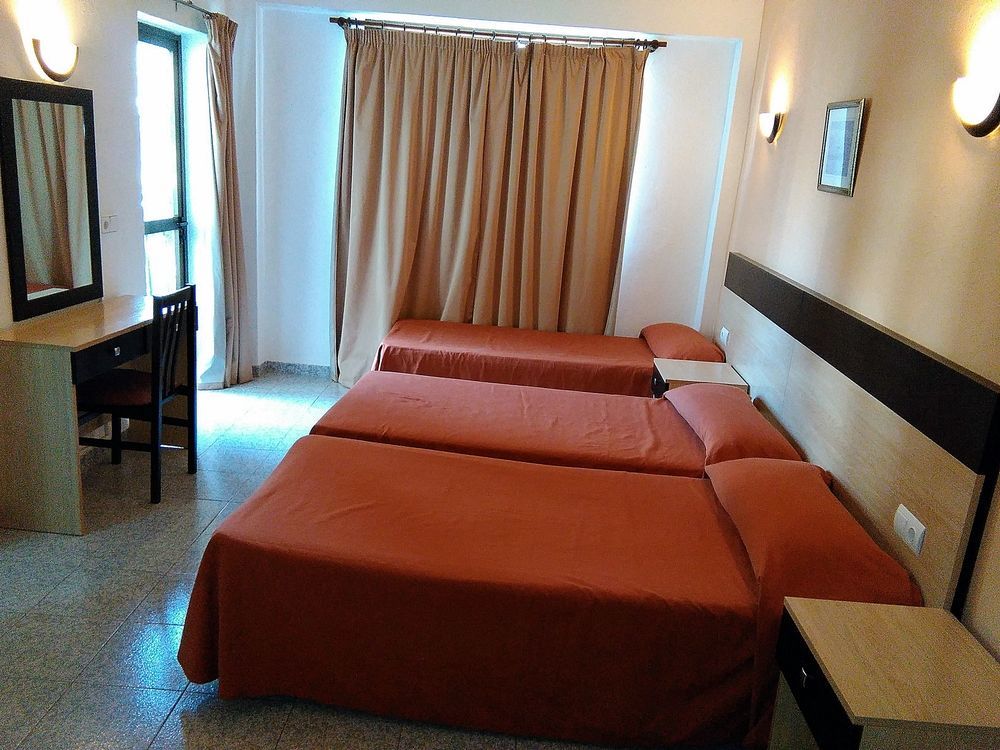 Hostal Horizonte Sant Antoni de Portmany Extérieur photo A typical hotel room
