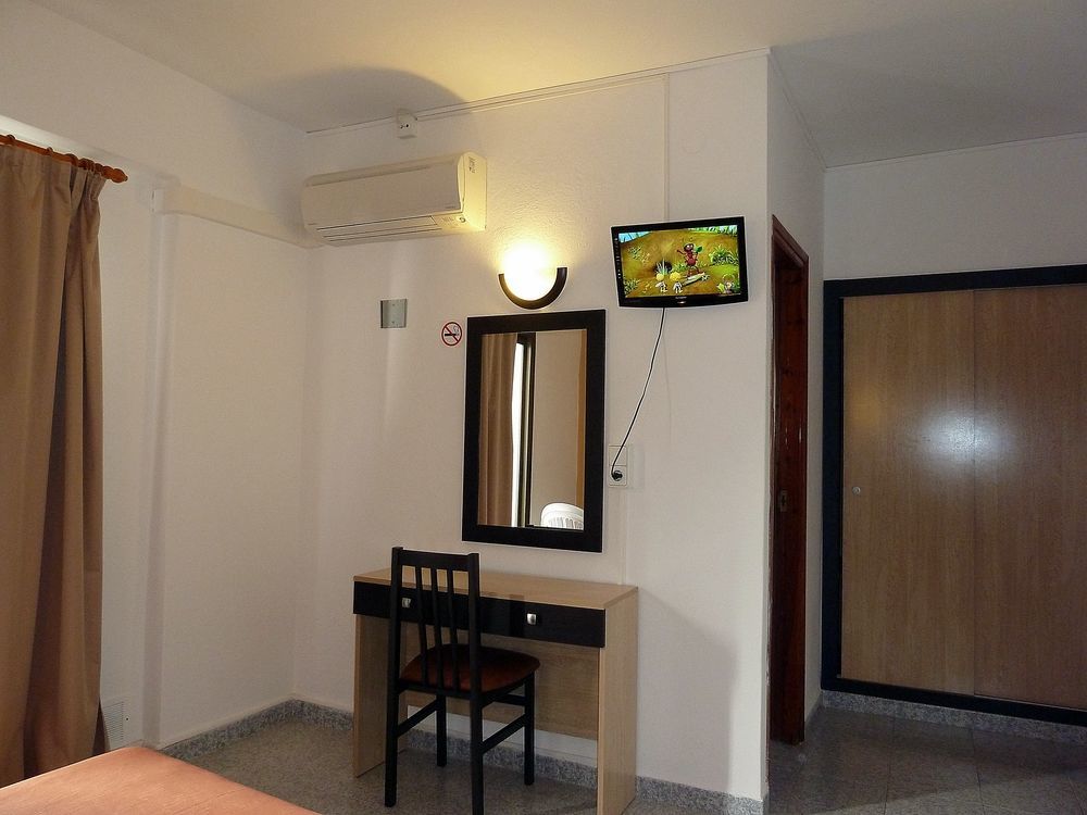 Hostal Horizonte Sant Antoni de Portmany Extérieur photo A room at the hotel