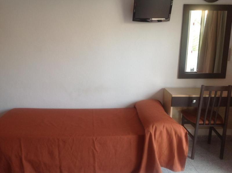 Hostal Horizonte Sant Antoni de Portmany Extérieur photo A room at the hostel