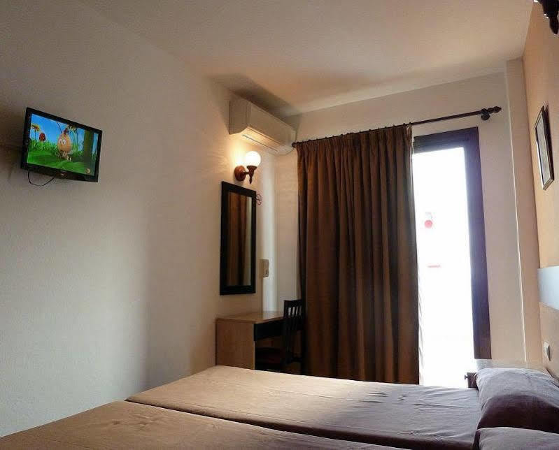 Hostal Horizonte Sant Antoni de Portmany Extérieur photo A room at the hotel
