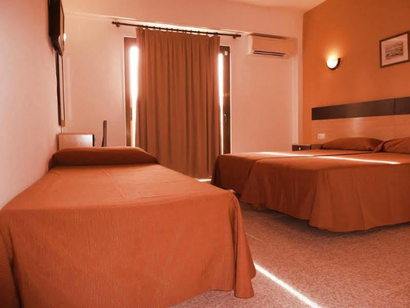 Hostal Horizonte Sant Antoni de Portmany Extérieur photo A typical hotel room