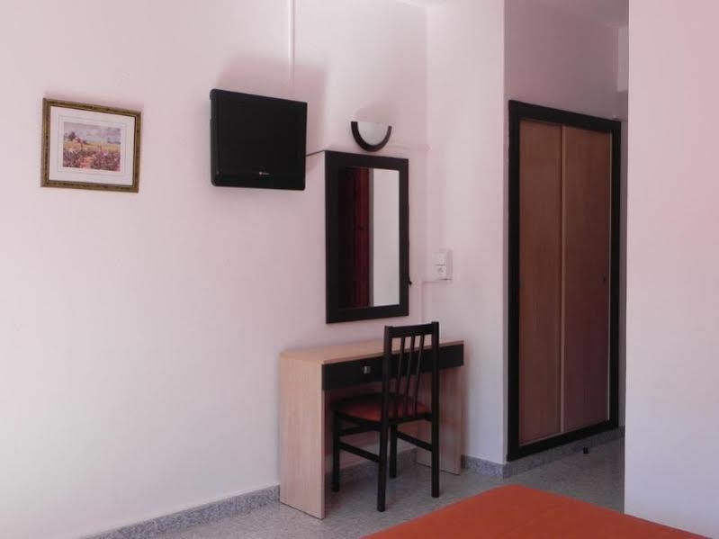 Hostal Horizonte Sant Antoni de Portmany Extérieur photo A dressing table
