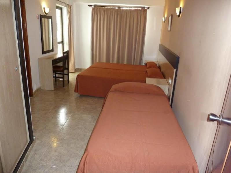 Hostal Horizonte Sant Antoni de Portmany Extérieur photo A typical hotel room