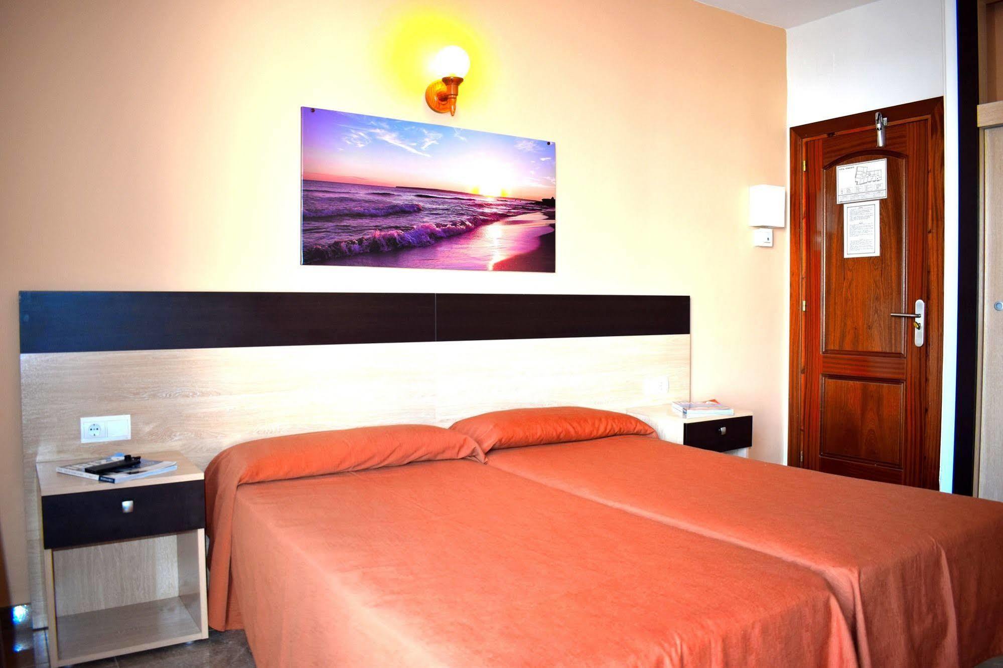 Hostal Horizonte Sant Antoni de Portmany Extérieur photo A room at the hotel