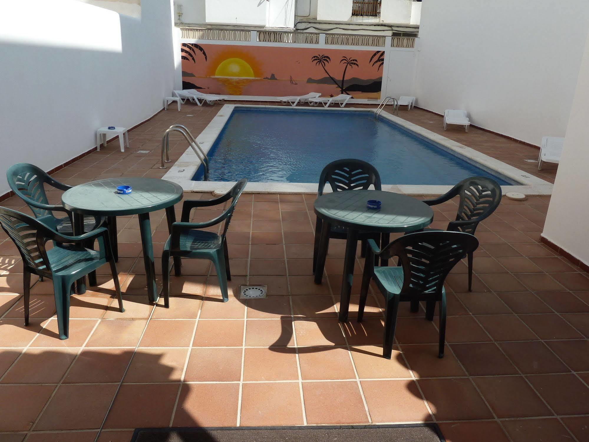 Hostal Horizonte Sant Antoni de Portmany Extérieur photo A rooftop pool in Spain