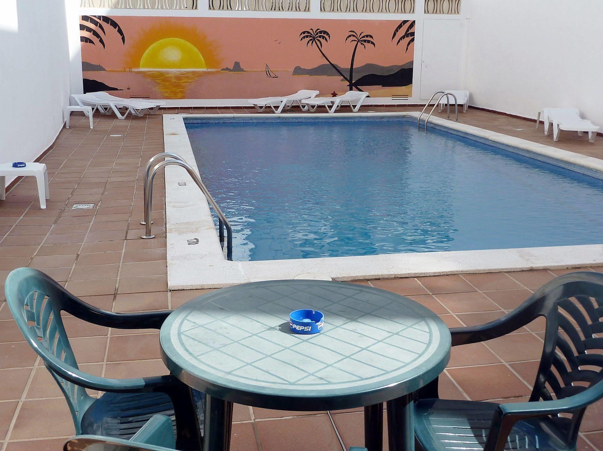 Hostal Horizonte Sant Antoni de Portmany Extérieur photo A swimming pool
