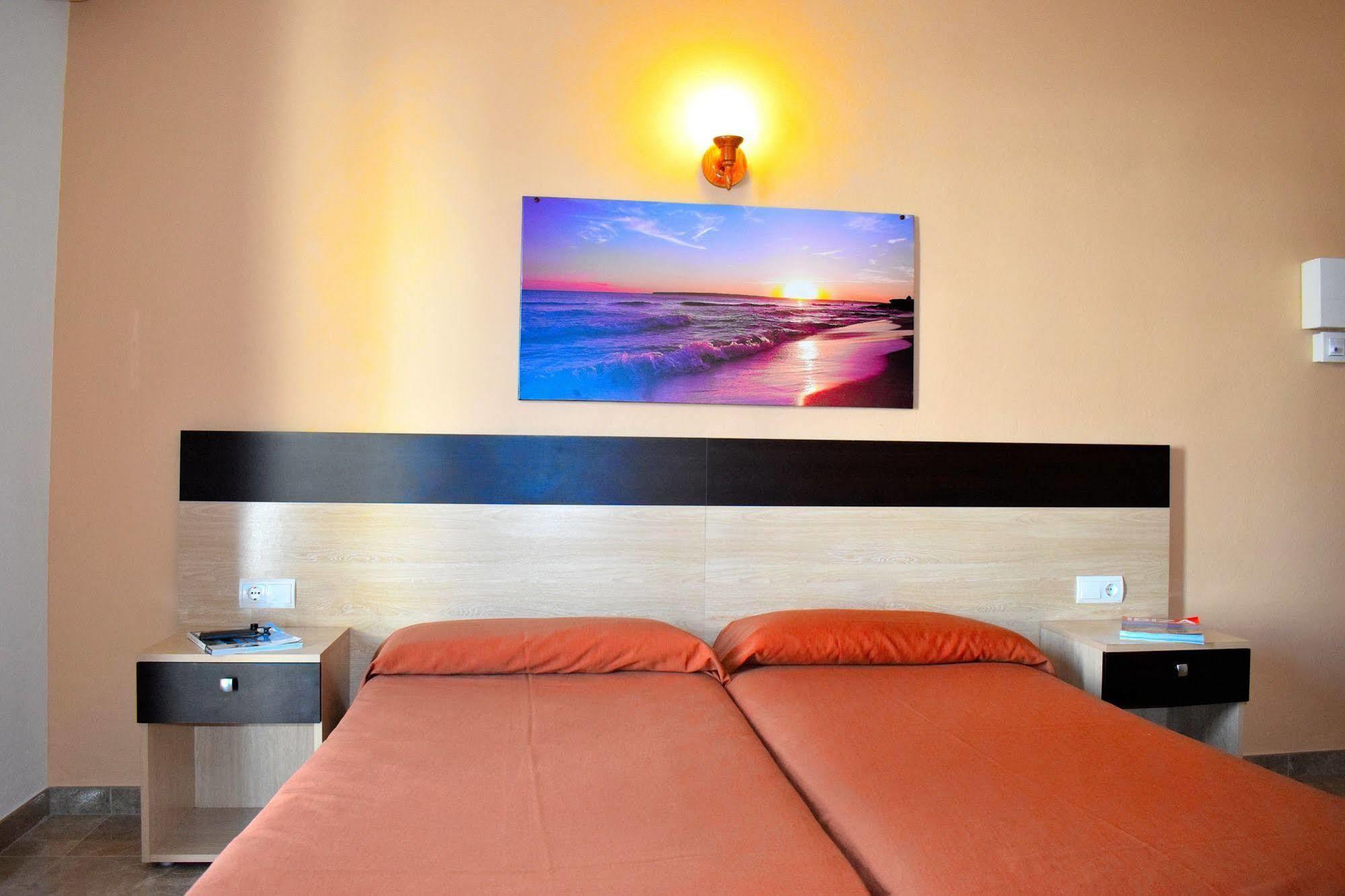 Hostal Horizonte Sant Antoni de Portmany Extérieur photo A bedroom with a wall-mounted light