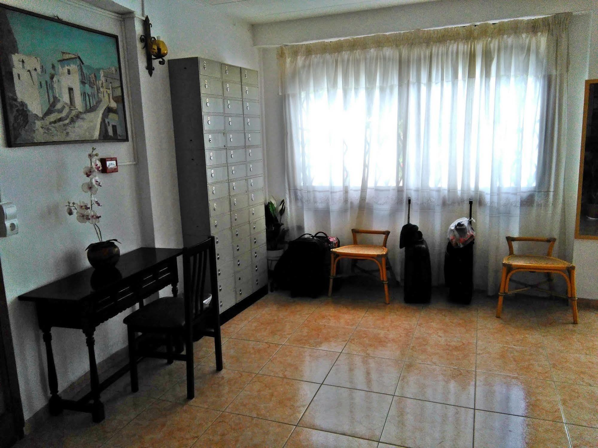 Hostal Horizonte Sant Antoni de Portmany Extérieur photo The lobby of the hostel